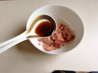 7、丝瓜酿肉,加入半勺生抽和少许白糖，再加入少许白胡椒粉。