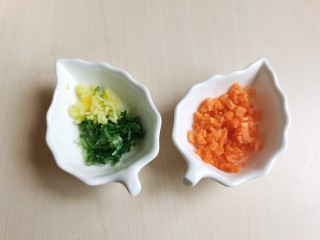 8、丝瓜酿肉,将一小块胡萝卜切成细末，葱、姜切碎。