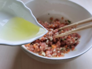 10、丝瓜酿肉,加入半个蛋清，再加入少许淀粉拌匀。