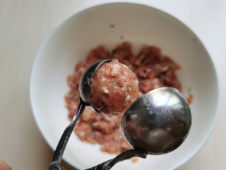 11、丝瓜酿肉,用勺子或者肉丸器将肉馅填入丝瓜里。