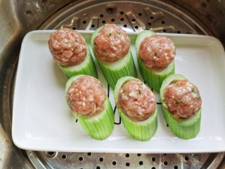 12、丝瓜酿肉,蒸锅放水烧开，放入丝瓜蒸制大约8—10分钟。