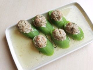 13、丝瓜酿肉,蒸好的丝瓜盘中会蒸出很多汤，不要把蒸出的汤汁倒掉，用这些汤汁做一个芡汁浇到丝瓜上。