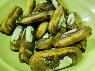 2、清蒸蛏子,倒入碗里；