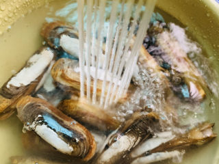 3、清蒸蛏子,用清水边冲，边用小刷子刷干净；