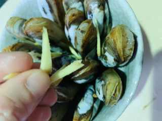 7、清蒸蛏子,加入碗里；
