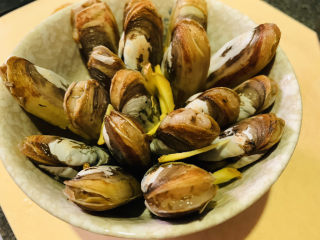 8、清蒸蛏子,分散放入姜丝；