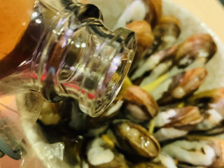 9、清蒸蛏子,加入料酒，半碗；