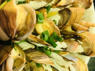 15、清蒸蛏子,撒入葱粒；