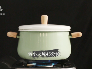 7、美容养颜气色好,桂花红枣银耳雪梨汤,转小火炖45分钟