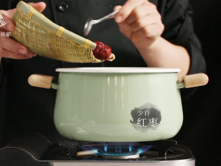 9、美容养颜气色好,桂花红枣银耳雪梨汤,加入少许红枣