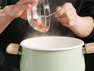 13、美容养颜气色好,桂花红枣银耳雪梨汤,加入锅内