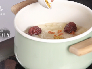 16、美容养颜气色好,桂花红枣银耳雪梨汤,加入少许干桂花