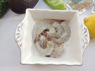 3、牛油果虾仁沙拉,加入迷迭香,盐,黑胡椒碎和橄榄油