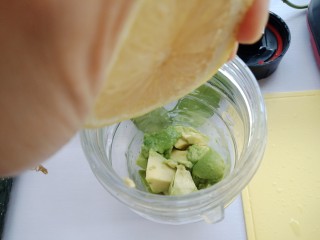 6、牛油果虾仁沙拉,把牛油果装在搅拌机瓶子里,挤上1/3只的柠檬汁