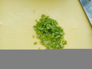 8、牛油果虾仁沙拉,青椒切成小丁