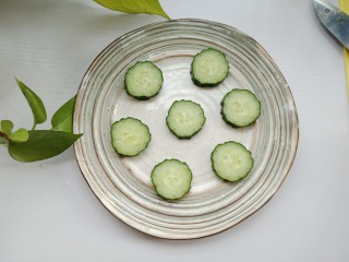 11、牛油果虾仁沙拉,把青瓜摆在盘子上