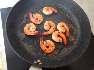 14、牛油果虾仁沙拉,煎至两面变红即可