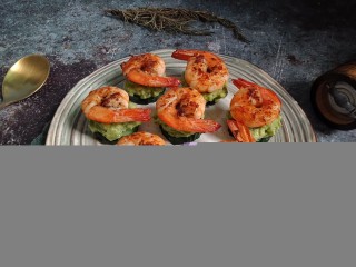 15、牛油果虾仁沙拉,把虾仁摆在牛油果酱上