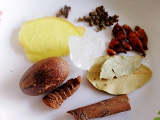 9、五香卤猪蹄,准备好需要的卤料。