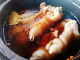 11、五香卤猪蹄,加适量开水。