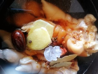 10、五香卤猪蹄,卤料放入砂锅里。