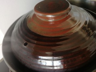 13、五香卤猪蹄,盖上盖子，小火焖煮40分钟。关火，用余热焖20分钟。