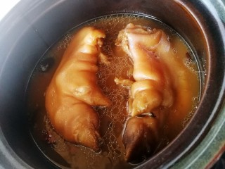 15、五香卤猪蹄,给猪蹄翻一个面。