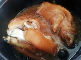 17、五香卤猪蹄,小火慢炖，猪蹄酥烂，非常入味。