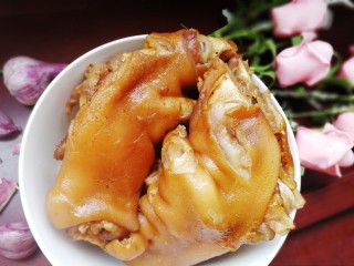 18、五香卤猪蹄,冷藏过后口感更好。