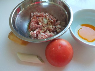 1、名厨私房菜  番茄猪肉丸子,猪肉馅加入料酒，葱姜末，生抽，白胡椒，鸡精。盐。