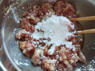 2、名厨私房菜  番茄猪肉丸子,加入一个蛋青，适量淀粉。