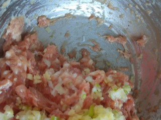 3、名厨私房菜  番茄猪肉丸子,往一个方向搅拌上劲。