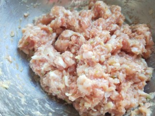 4、名厨私房菜  番茄猪肉丸子,搅拌肉馅倒扣不掉下来为止。