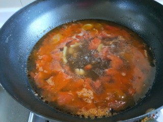 5、名厨私房菜  番茄猪肉丸子,锅中放入适量油爆香葱姜蒜，倒入番茄炒出汁在倒入适量水烧开，转小火熬制汤汁红润。