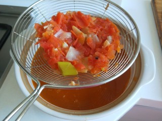 6、名厨私房菜  番茄猪肉丸子,改成砂锅，用漏勺过出番茄渣，只留汁液。