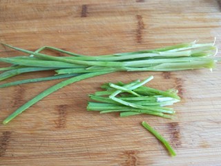 8、名厨私房菜  番茄猪肉丸子,自种蒜苗适量，香葱适量全部切成末备用。