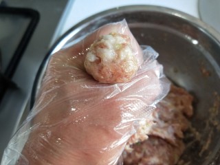 9、名厨私房菜  番茄猪肉丸子,用手挤出肉丸放入锅中。
