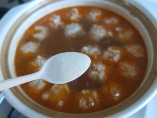 11、名厨私房菜  番茄猪肉丸子,加入适量盐，