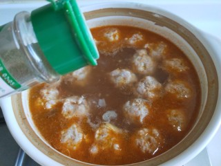 12、名厨私房菜  番茄猪肉丸子,加入白胡椒。