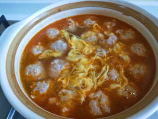 13、名厨私房菜  番茄猪肉丸子,蛋黄一个撒在锅中，加入鸡精即可。