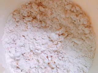 1、红薯圆子,红薯泥加入糯米粉拌匀