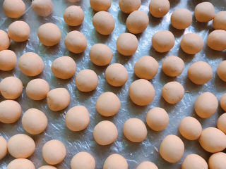 3、红薯圆子,再分成小团并揉圆