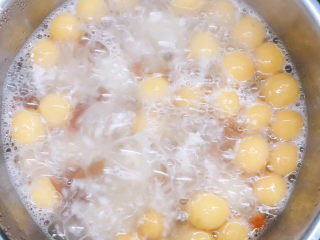 8、红薯圆子,放入锅中