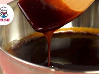 2、纯手工养颜阿胶糕,锅中放入阿胶粉、老冰糖300g，倒入黄酒1000ml，开小火边搅拌边熬煮至“挂旗”状态