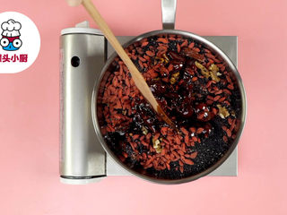 3、纯手工养颜阿胶糕,加入红枣碎、核桃碎、枸杞200g、熟黑芝麻250g，混合均匀，关火