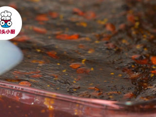 4、纯手工养颜阿胶糕,方形模具刷一层香油防粘，倒入阿胶糕，按压平整，放入冰箱冷藏至凝固