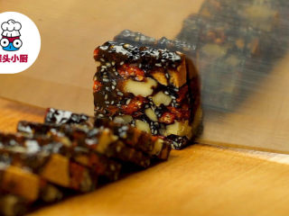 5、纯手工养颜阿胶糕,取出脱模，先切成长条，再切片