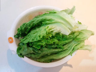 4、蒜泥生菜,把生菜清洗干净，沥干水份