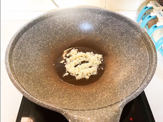 9、蒜泥生菜,油烧热后加入蒜末，炒出香味