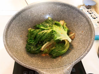 13、蒜泥生菜,翻炒均匀即可